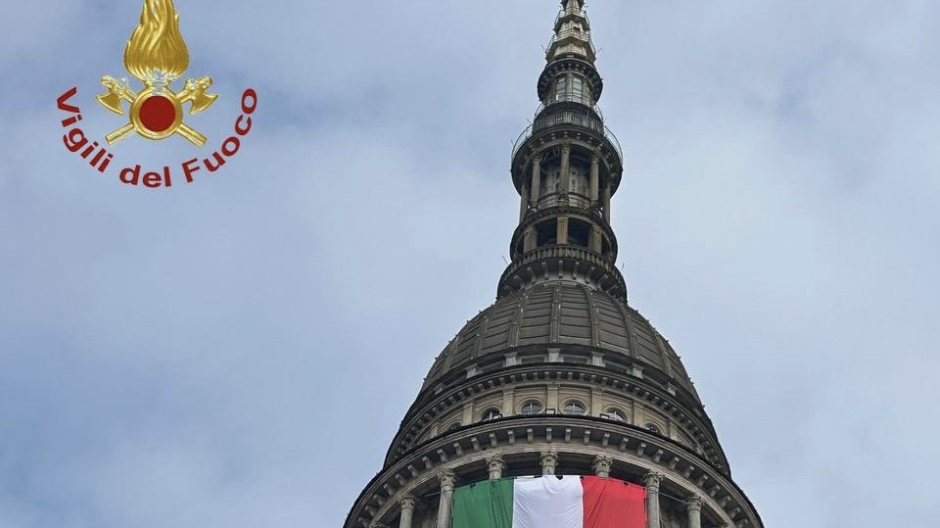 Festa del Corpo Nazionale dei Vigili del Fuoco, a Novara tricolore sulla Cupola
